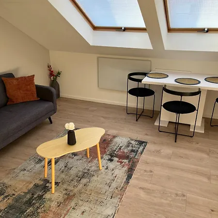Апартаменты Stylish & Modern Flat With Large Sun Balcony Бад-Петерсталь-Грисбах